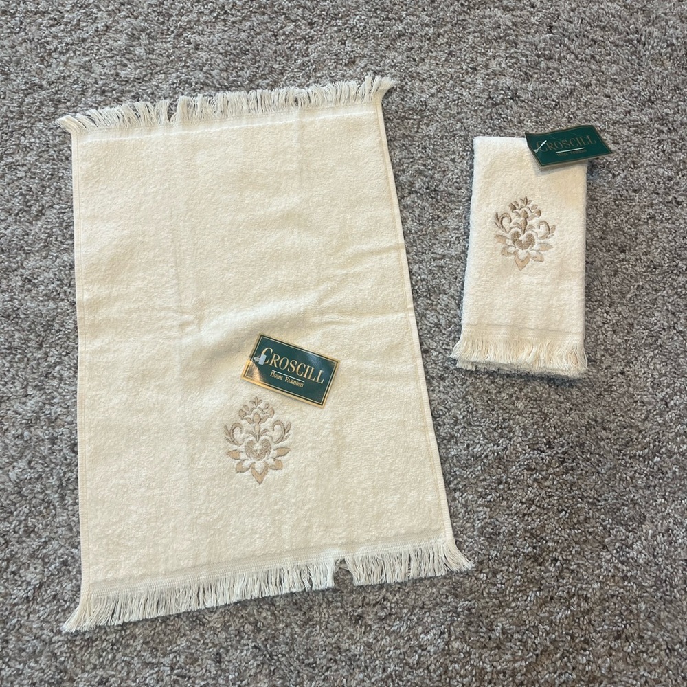 Croscill Cream Fingertip Towels, set of 2 - Picture 2 of 4